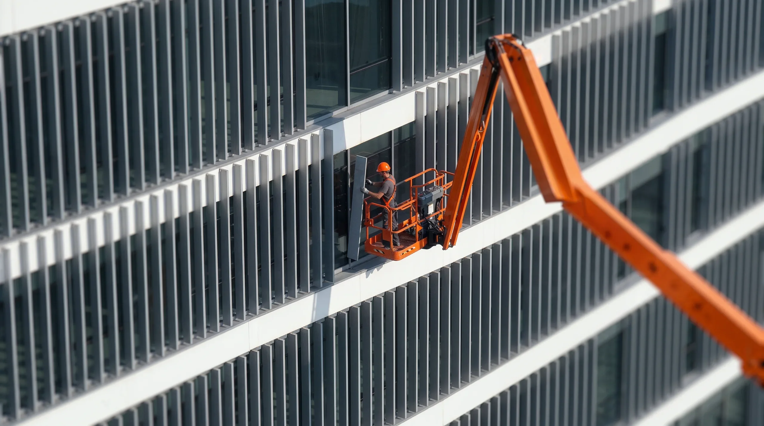 Moderna aluminijska fasada zgrade u sumrak