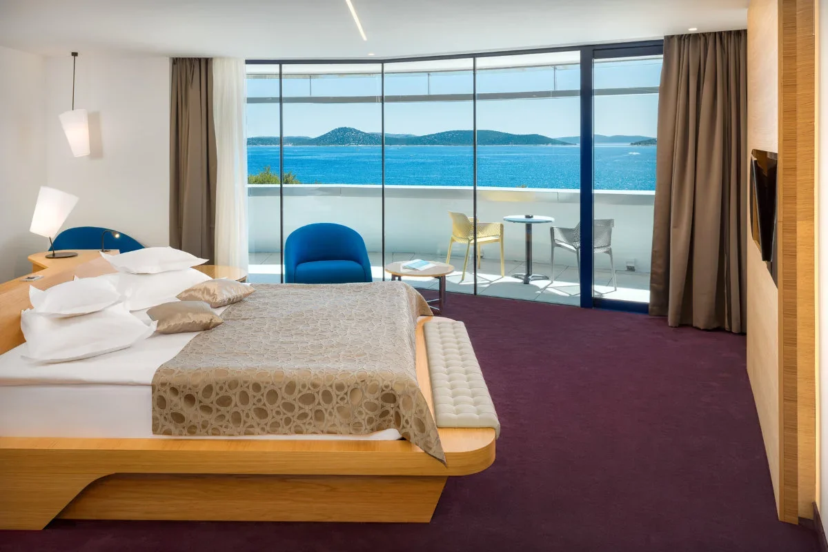 Hotelska soba s kliznom staklenom stijenom i pogledom na more