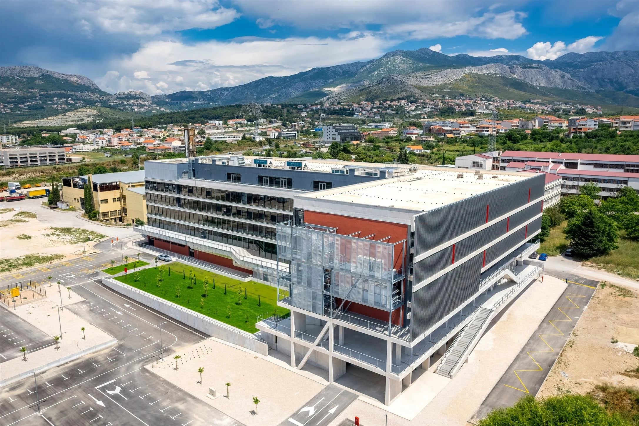 Tehnološki park Split na Dračevcu s aluminijsko-staklenom fasadom i brisolejima