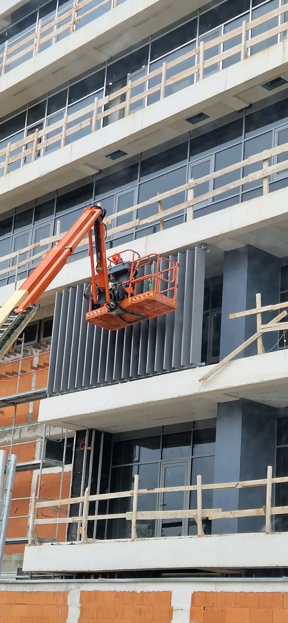 Montaža vertikalnih brisoleja na Tehnološkom parku Split